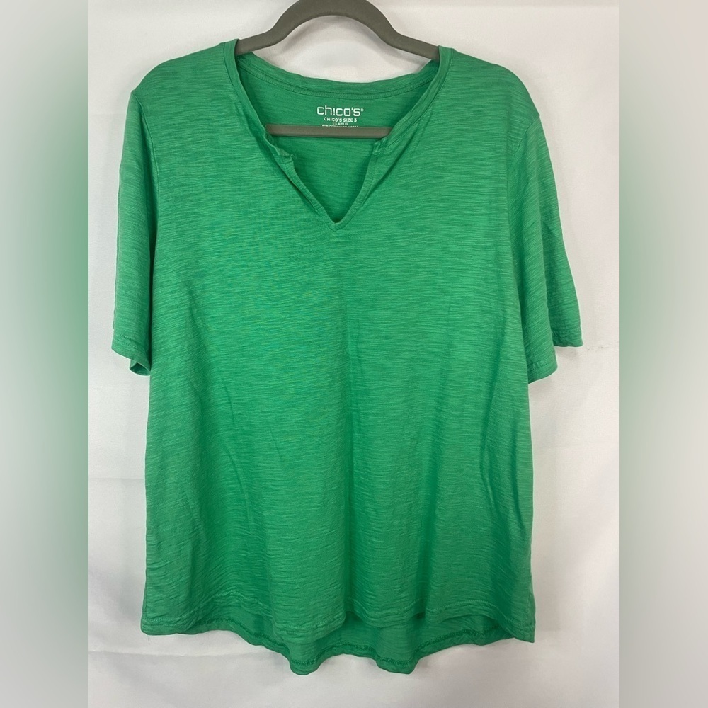 Chicos kelly green top. It’s a cotton blend. Soft and vibrant!